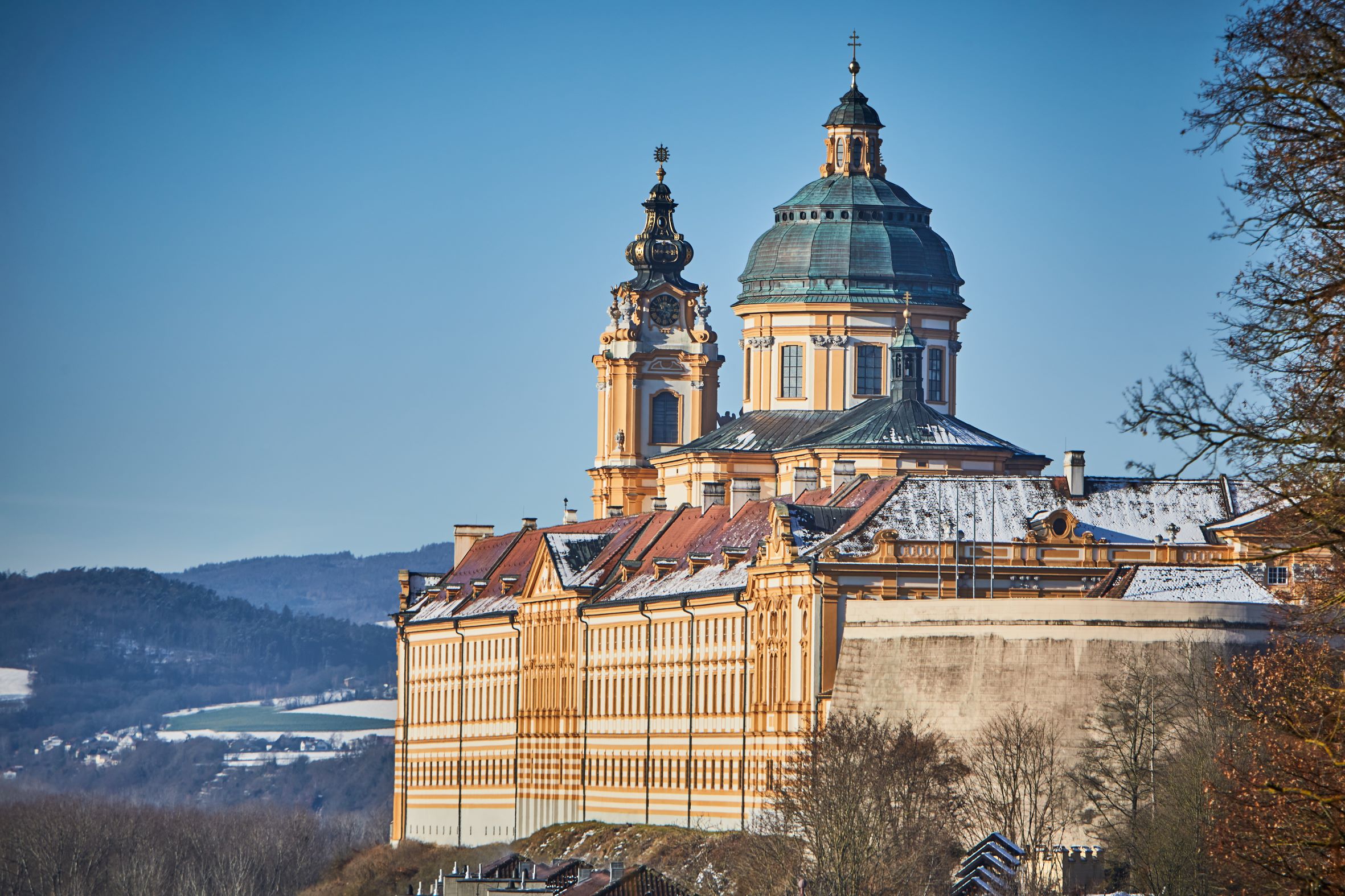 Blick auf die Südfassade, die Kuppel und Türme des Stiftes Melk
