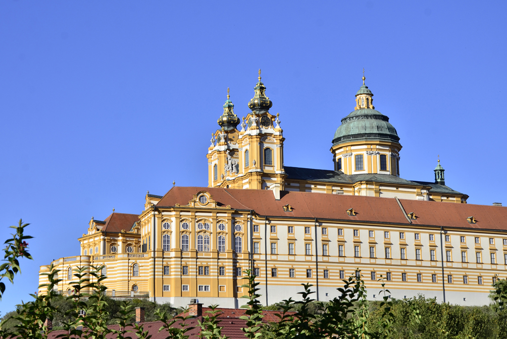 Südansicht des Stiftes, Türme, Kuppel