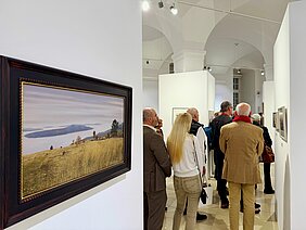 Besucher der Vernissage "Natura in arte" in der Säulenhalle