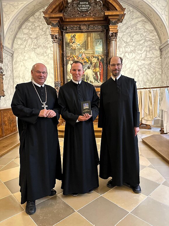 Abt Georg Wilfinger, Novize Dominik Marold und Prior Jakob Deibl in der Wintersakristei