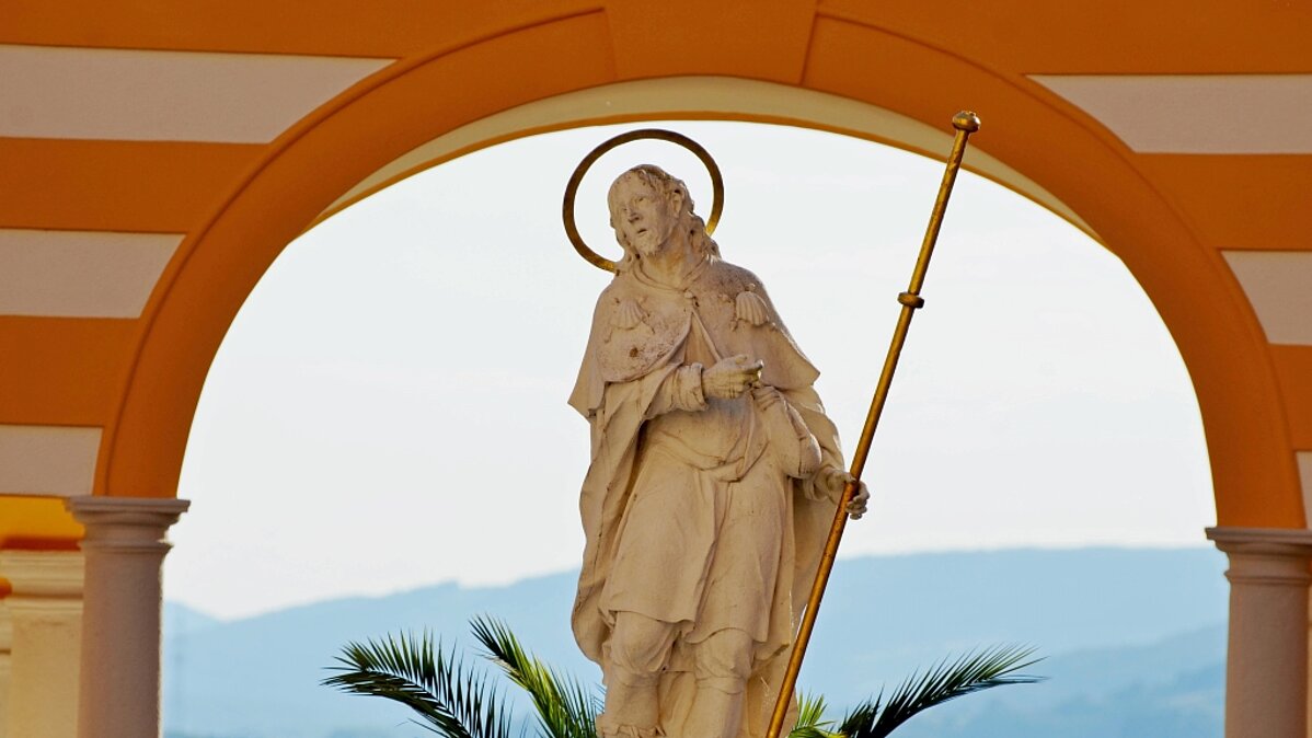 Statue des heiligen Koloman im Hof vor der Stiftskirchees