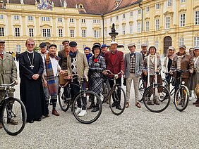 Abt Ludwig und nostalgische Fahrräder und FahrerInnen im Prälatenhof