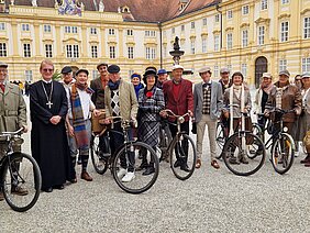 Abt Ludwig und nostalgische Fahrräder und FahrerInnen im Prälatenhof