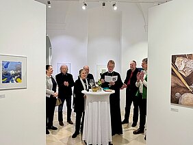 Besucher der Vernissage "Natura in arte" in der Säulenhalle