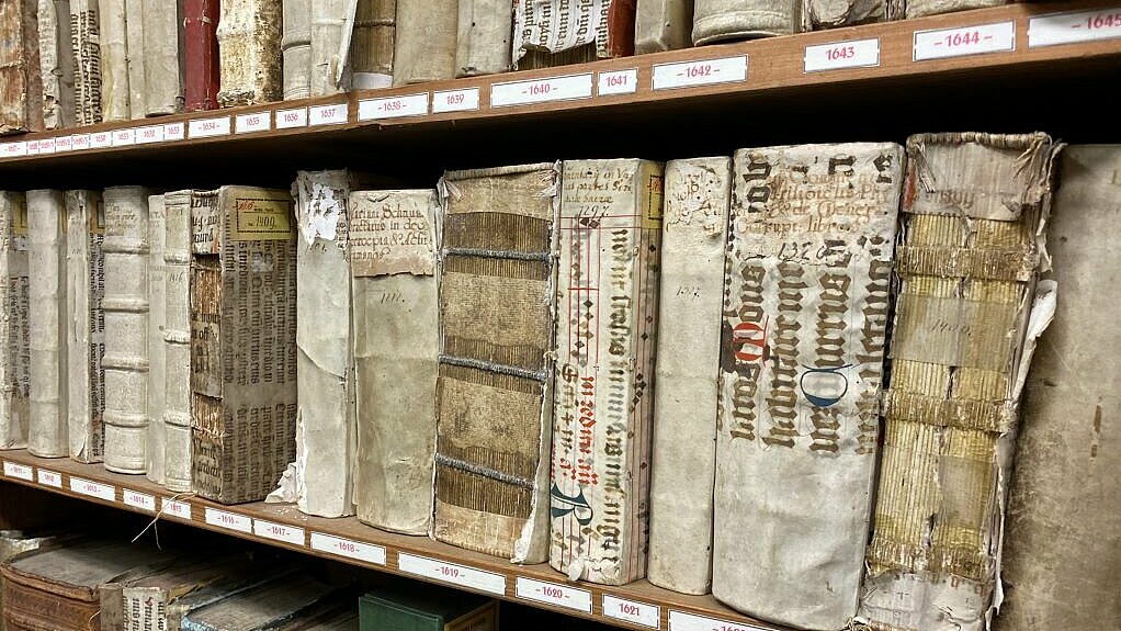 Buchreihe in der Stiftsbibliothek