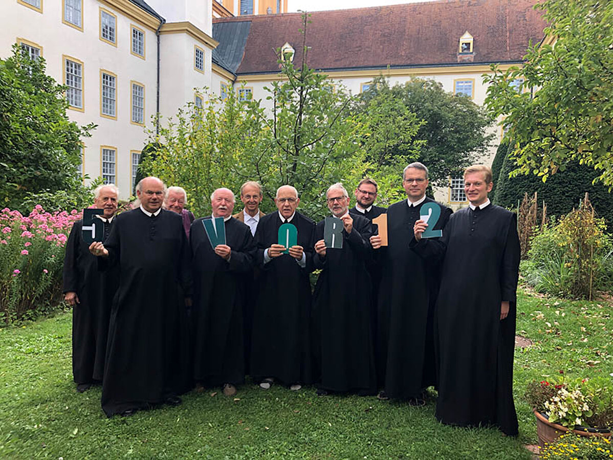 Mitbrüder im Konventgarten, die bei der Aktion "5 vor 12" 