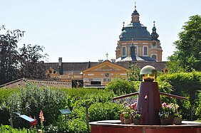 Brunnen im Paradiesgarten, Blick auf Stift mit Kuppel
