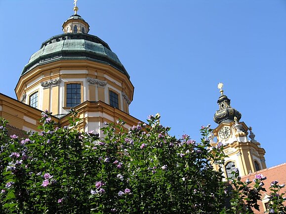 Konventgarten mit Blick auf die Kuppel der Stiftskirche