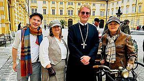 Nostalgische Fahrräder und FahrerInnen im Prälatenhof