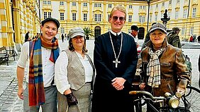 Nostalgische Fahrräder und FahrerInnen im Prälatenhof