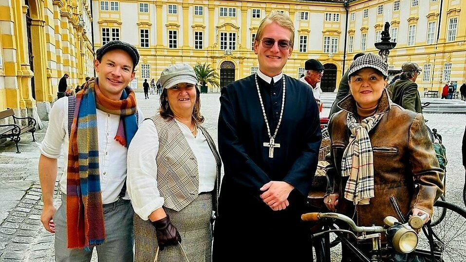 Nostalgische Fahrräder und FahrerInnen im Prälatenhof
