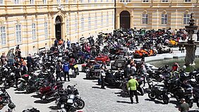 Motorräder und Motorradfahrer im Prälatenhof anlässlich der Benefiztour zugunsten des Sozialprojektes für rumänische Waisenkinder